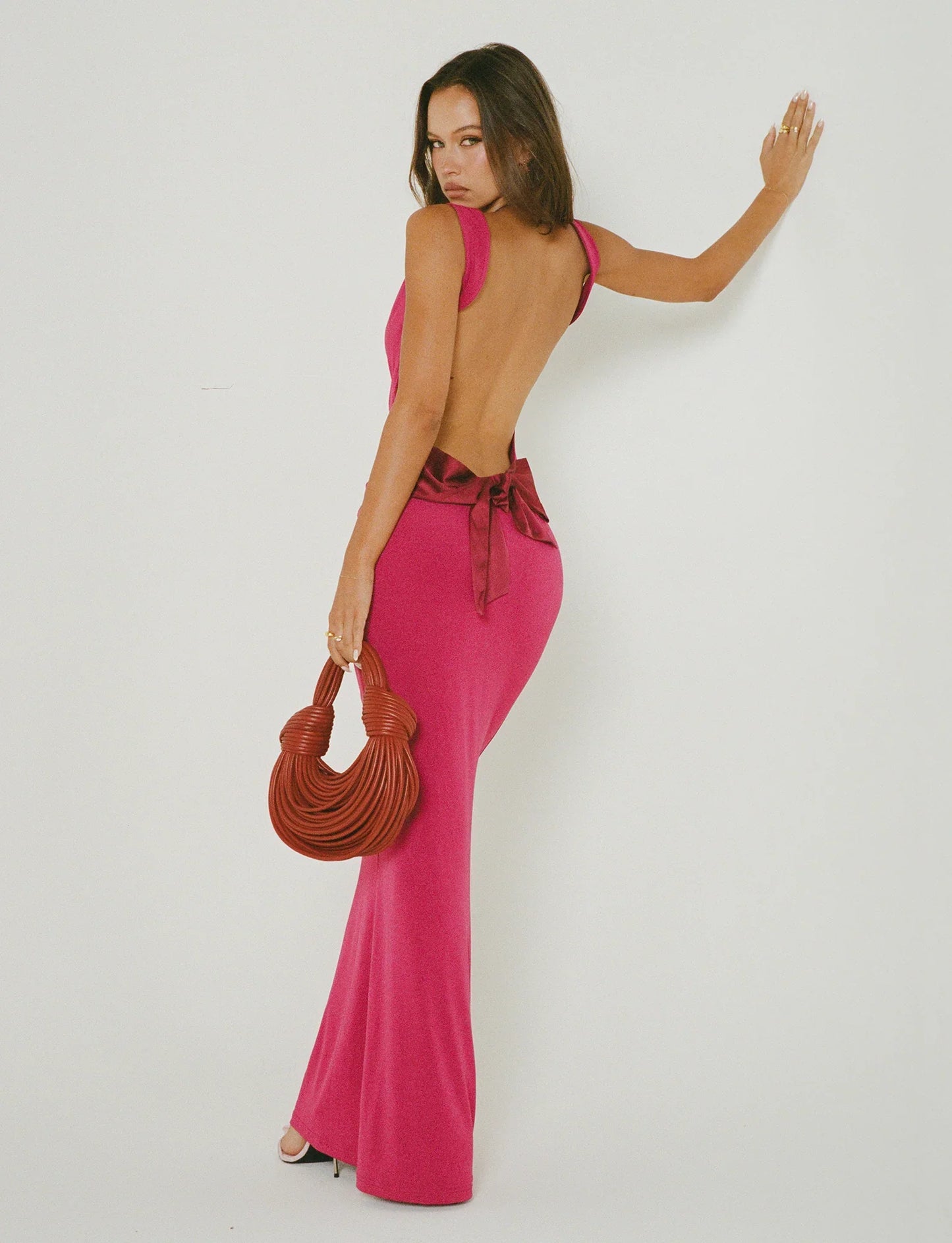 Ebba™ | Raffinerad Elegans med en Lekfull Slips