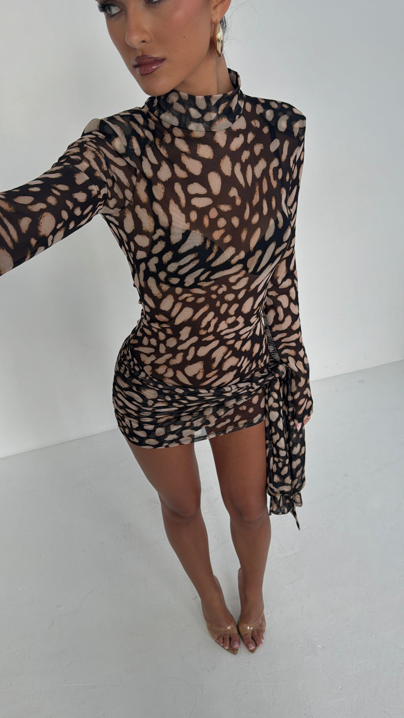 Dorit™ | Sheer Tie-Waist Klänning med Pebble Print